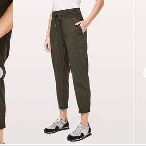 Lululemon dance studio 25" crop